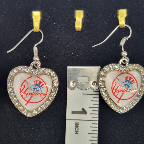 New York Yankees Heart shaped dangle earrings 1" rhinestones raised dome resin - Picture 1 of 6